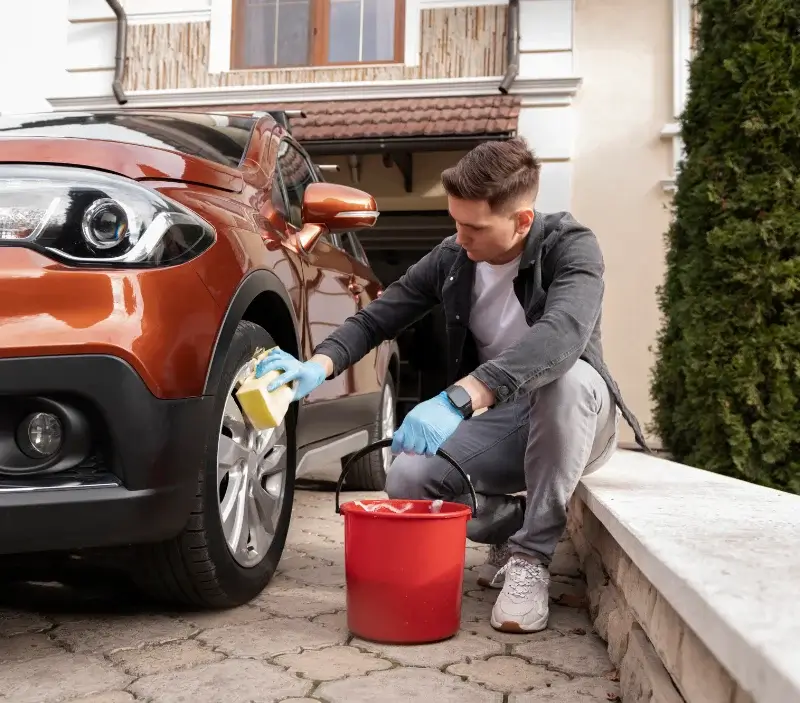 Lavage auto à domicile Saint-Thurien : professionnel intervenant sur un véhicule